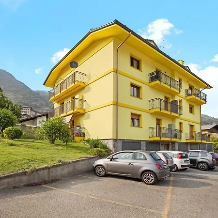 Yellow Apartment Sarre